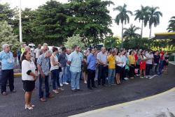 Homenaje al Comandante de sonrisa amplia y sombrero alón