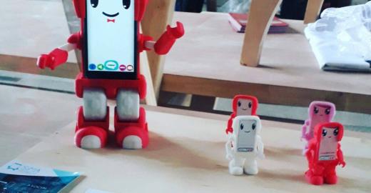 SIMA robot funciona a través de una aplicación instalable en cualquier teléfono inteligente Android y está hecho para el aprendizaje.