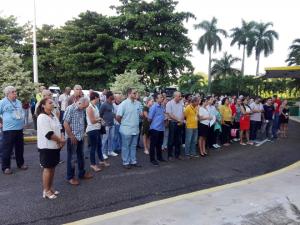 Homenaje al Comandante de sonrisa amplia y sombrero alón