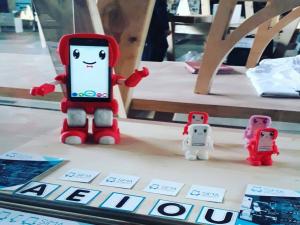 SIMA robot funciona a través de una aplicación instalable en cualquier teléfono inteligente Android y está hecho para el aprendizaje.